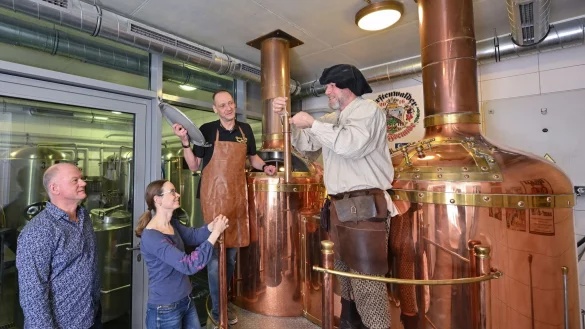 Am Sudkessel der Rathausbrauerei im alten Rathaus nehmen Holger Roger Pelz (l-r) von den F&uuml;rstenwalder Brau-Freunden und Katrin Riegel vom Tourismusverband zusammen mit Oliver Wittkopf und Bernd Norkeweit an einem Braukurs teil. - &copy; Patrick Pleul/dpa