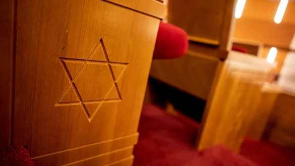 Ein Davidstern ist in einem Gebetsraum in einer Bank eingraviert. (Archivbild) - &copy; Fabian Sommer/dpa