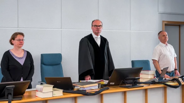 Der vorsitzende Richter am Amtsgericht Bachmann (M.) zu Beginn der Sitzung in Bamberg. - &copy; Daniel Vogl/dpa