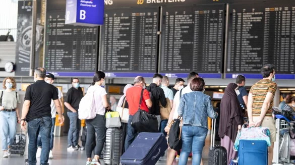 Passagiere auf dem Flughafen in Frankfurt am Main. Wer aus China einreist, muss sich auf Corona testen lassen. - &copy; Boris Roessler/dpa