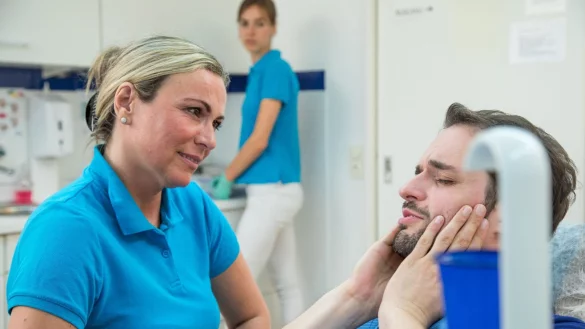 Aufkl&auml;rung: Vor einer Operation m&uuml;ssen Patienten &uuml;ber Risiken informiert werden. - &copy; Christin Klose/dpa-tmn