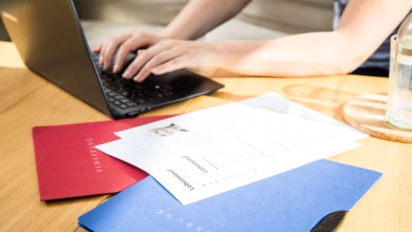 Bei der Job-Absage sollte man h&ouml;flich bleiben, um sich die T&uuml;ren beim Unternehmen nicht f&uuml;r immer zu verschlie&szlig;en. Die Absage per Telefon gilt als pers&ouml;nlicher als per E-Mail. - &copy; Christin Klose/dpa-tmn