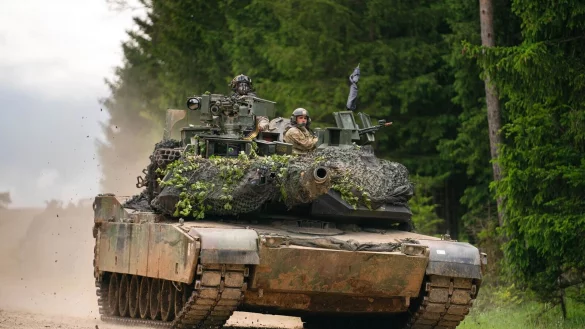 Abrams-Panzer der US Army sollen nur in die Ukraine geliefert werden, damit Deutschland Leopard-Panzer schickt. - © Nicolas Armer/dpa