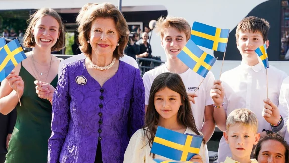 K&ouml;nigin Silvia von Schweden (2.v.l.) steht vor einem Schiff der Wei&szlig;en Flotte bei einer Benefizveranstaltung. - &copy; Uwe Anspach/dpa