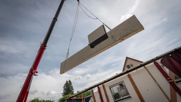 Geht schnell, aber geht es auch immer problemlos? Beim Bau eines Fertighauses sollten Bauherren sich keineswegs einfach zur&uuml;cklehnen. - &copy; Daniel Maurer/dpa-tmn