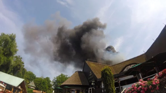 Rauch über einem Gebäude im Europa-Park in Rust. - © ---/zema-medien/dpa