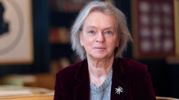 Die Schriftstellerin Elke Heidenreich sitzt im Raum Amadeus in der Wolkenburg in K&ouml;ln. - &copy; Henning Kaiser/dpa/Archivbild