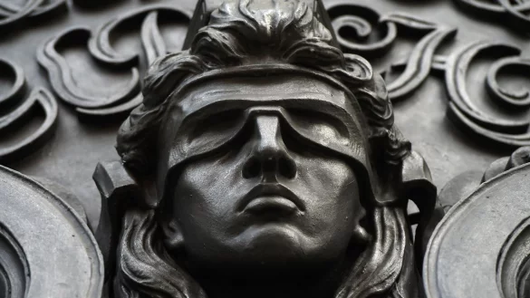 Eine Figur der blinden Justitia. - &copy; Sonja Wurtscheid/dpa/Symbolbild