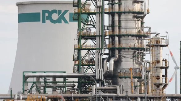 Nach dem Einfuhrstopp f&uuml;r russisches &Ouml;l nach Deutschland kommen alternative Lieferungen mit &Ouml;l zu der Raffinerie in Schwedt. - &copy; Joerg Carstensen/dpa