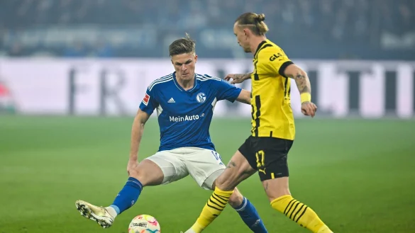 Schalkes Marius B&uuml;lter und Dortmunds Marius Wolf k&auml;mpfen um den Ball. - &copy; David Inderlied/dpa