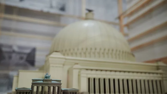 Gr&ouml;&szlig;envergleich: Das Model des Deutschen Pavillons (Internationale Wasser-Ausstellung in L&uuml;ttich, 1939) hinter einem Model des Brandenburger Tores. - &copy; Annette Riedl/dpa