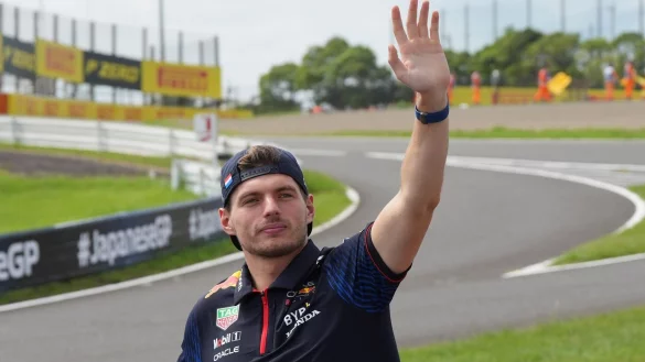 Max Verstappen begrüßt die Zuschauer bei der Fahrerparade. - © Toru Hanai/AP