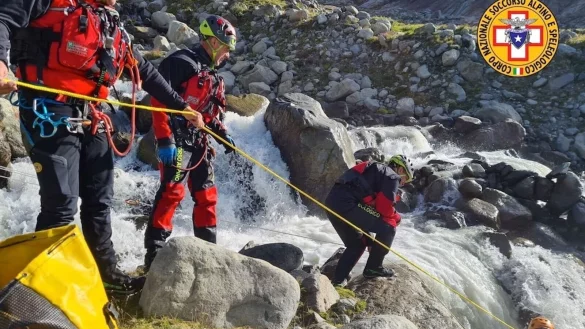Einsatzkr&auml;fte der Bergrettung an einem Wildbach in der N&auml;he des Fellaria-Gletschers, wo zwei Frauen ertranken. - &copy; Italienische Bergrettung/dpa