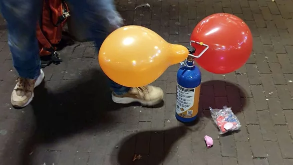 Ein Straßenhändler verkauft mit Lachgas gefüllte Luftballons. - © Annette Birschel/dpa