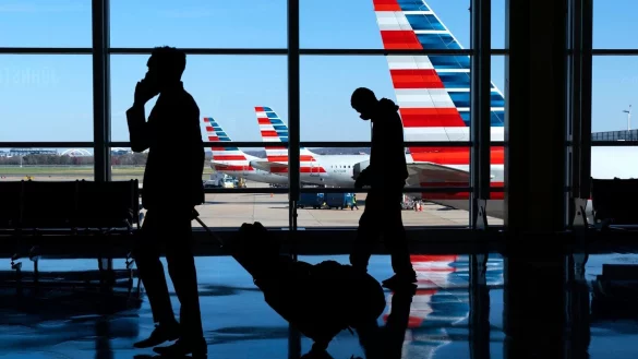 Flugreisende am Ronald Reagan Washington National Airport - im Hintergrund: Maschinen der Fluggesellschaft American Airlines. - &copy; Jacquelyn Martin/AP/dpa