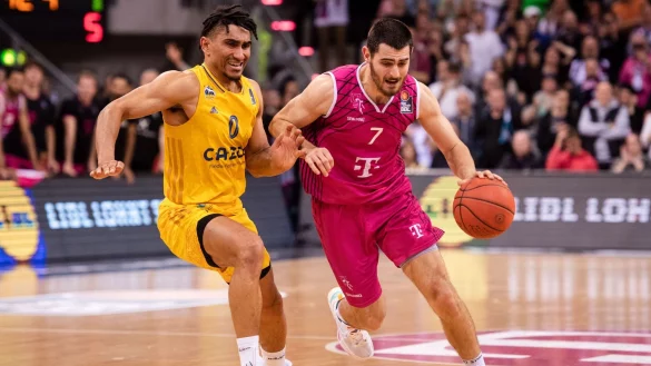 Berlins Maodo Lo (l) und Bonns Sebastian Herrera k&auml;mpfen um den Ball. - &copy; Marius Becker/dpa/Archivbild