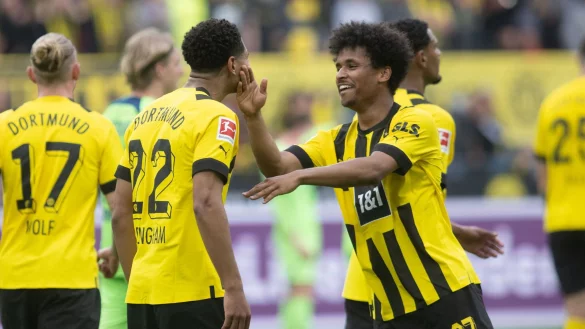 Doppelpacker unter sich: Karim Adeyemi jubelt mit Jude Bellingham (r) &uuml;ber das zwischenzeitliche 4:0. - &copy; Bernd Thissen/dpa