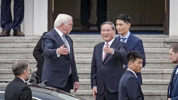 Bundespr&auml;sident Frank-Walter Steinmeier verabschiedet den chinesischen Ministerpr&auml;sidenten Li Qiang vor dem Schloss Bellevue. - &copy; Kay Nietfeld/dpa