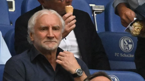 Rudi V&ouml;ller beobachtet das Spiel der DFB-Auswahl gegen Kolumbien. - &copy; Bernd Thissen/dpa