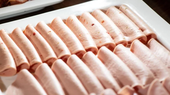 Geschnittene Mortadella schneidet im Test oft &laquo;gut&raquo; ab, bei der Fleischwurst am St&uuml;ck gibt es meist nur ein &laquo;Befriedigend&raquo;. - &copy; Franziska Gabbert/dpa-tmn