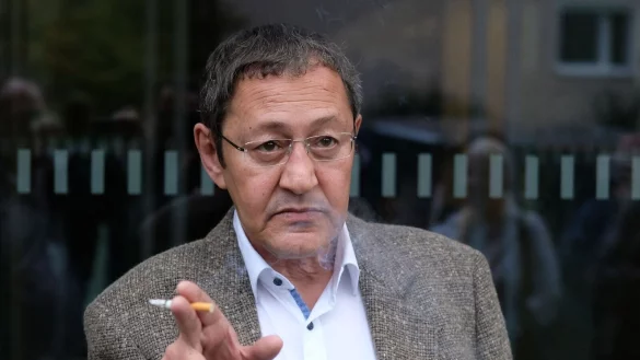 Der deutsch-türkische Autor Akif Pirinçci spricht vor dem Amtsgericht in Dresden. - © Sebastian Willnow/dpa-Zentralbild/dpa/Archivbild