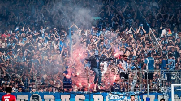 Fans zünden während des Spiels Pyrotechnik. - © Fabian Strauch/dpa/Archivbild
