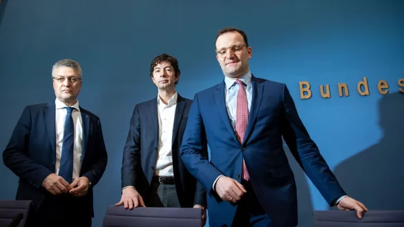 Jens Spahn, Christian Drosten und Lothar H. Wieler bei einer Bundespressekonferenz 2020. - &copy; Bernd von Jutrczenka/dpa