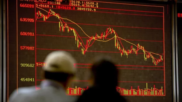 Chinesische Investoren beobachten die Aktienkurse in einem Brokerhaus in Peking. - &copy; Mark Schiefelbein/AP/dpa