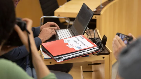 &laquo;L&uuml;bcke-Ausschuss UNA 20/1&raquo; steht auf einem Ordner. - &copy; Sebastian Christoph Gollnow/dpa