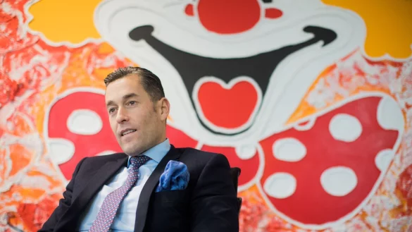 Herbert Geiss, Inhaber von Deiters, einem Unternehmen für Karnevalskostüme, aufgenommen in der Deiters-Firmenzentrale. - © Rolf Vennenbernd/dpa/Archivbild