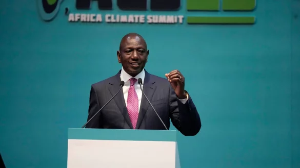 Kenias Pr&auml;sident William Ruto spricht w&auml;hrend des Afrikanischen Klimagipfels. - &copy; Khalil Senosi/AP/dpa