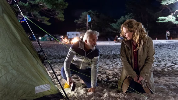 Camping Kalle (Christoph M. Ohrt) zeigt Desiree (Diana Amft), dass er vom Zeltaufbau durchaus etwas versteht. - &copy; Sandra Hoever/ARD Degeto/NDR/dpa