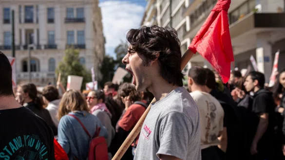 Demonstranten in Athen: Die gro&szlig;en Gewerkschaften des Landes hatten zu dem Streik aufgerufen. Wegen des schweren Zugungl&uuml;cks mit 57 Toten vergangene Woche steht vor allem die Privatisierungspolitik des Staates in der Kritik. - &copy; Socrates Baltagiannis/