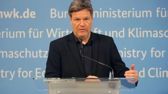 Bundeswirtschaftsminister Habeck will den Bau von Solaranlagen in Gewerbe- und Industriegebieten, auf landwirtschaftlichen Fl&auml;chen und auf Gew&auml;ssern erleichtern. - &copy; Wolfgang Kumm/dpa