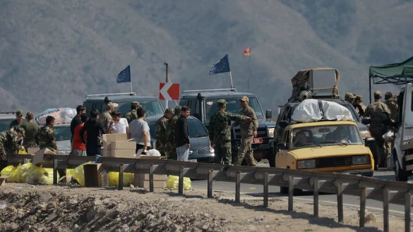 Ethnische Armenier aus Berg-Karabach und Beobachter der Europ&auml;ischen Union fahren mit ihren Autos an einem Kontrollpunkt auf der Stra&szlig;e von Berg-Karabach nach Goris vorbei. - &copy; Vasily Krestyaninov/AP/dpa