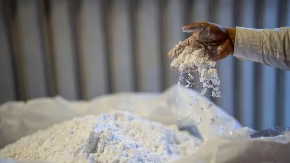 Ein Arbeiter r&uuml;hrt Lithium mit der Hand in einer Verarbeitungsanlage in Antofagasta in Chile. - &copy; Rodrigo Abd/AP/dpa