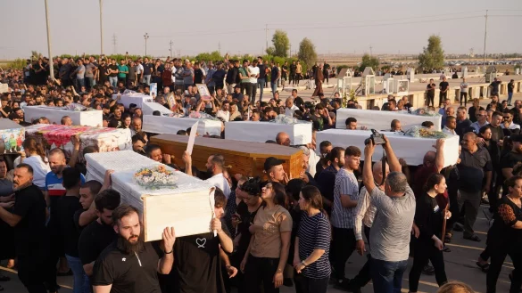 Bei einem tödlichen Brand während einer Hochzeitsfeier sind mindestens 93 Menschen ums Leben gekommen. - © Ismael Adnan/dpa