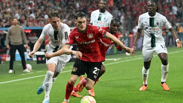 Florian Wirtz (M) und Bayer Leverkusen kamen nicht &uuml;ber ein 2:2 gegen M&ouml;nchengladbach hinaus. - &copy; Federico Gambarini/dpa