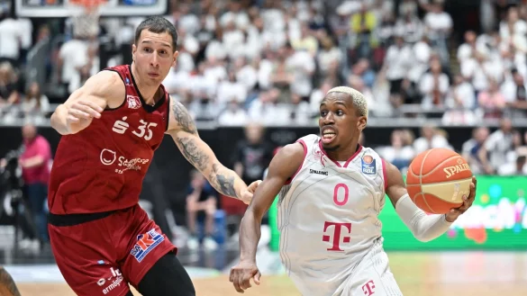 TJ Shorts (l) will mit den Telekom Baskets Bonn den Titel holen. - &copy; Hendrik Schmidt/dpa