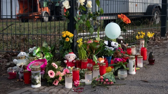 Blumen, Kerzen und Kuscheltiere im Gedenken an eine F&uuml;nfj&auml;hrige in Berlin. - &copy; Paul Zinken/dpa