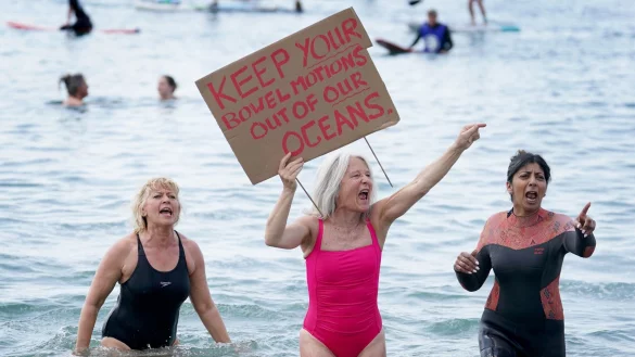 Protest am Brighton West Pier in East Sussex gegen die Wasserverschmutzung. - &copy; Gareth Fuller/PA Wire/dpa