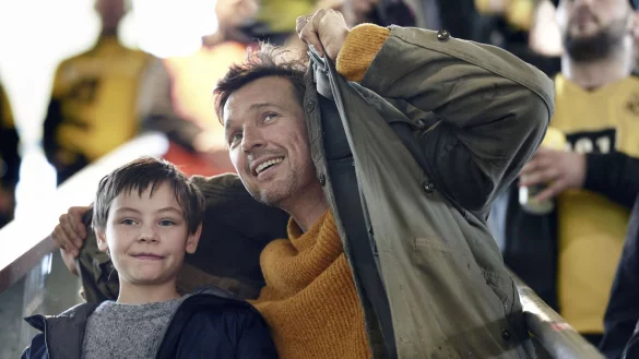 Florian David Fitz (r) als Mirco und Cecilio Andresen als Jason im Film «Wochenendrebellen». - © -/Leonine/dpa