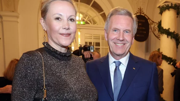 Christian und Bettina Wulff sind noch einmal die Ehe miteinander eingegangen. - © Karl-Josef Hildenbrand/dpa