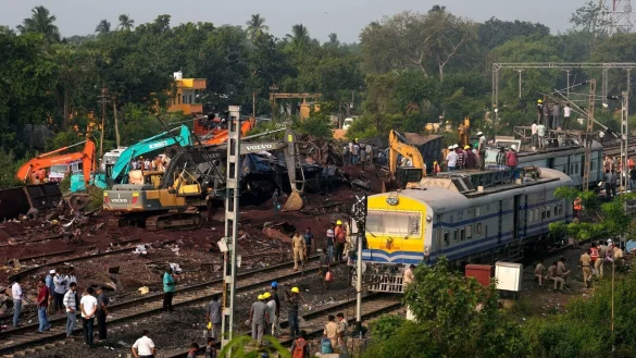Die Rettungsarbeiten sind beendet. Nun werden die Wrackteile der entgleisten Z&uuml;ge beseitigt. - &copy; Rafiq Maqbool/AP