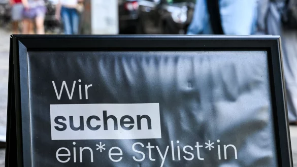 Mehrgeschlechtliche Suche nach Personal auf einem Schild in Berlin. - © Jens Kalaene/dpa