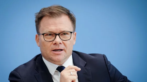 Der Ostbeauftragte Carsten Schneider &uuml;ber seine Funktion: &laquo;Solange der Aufholprozess noch nicht im &Uuml;berholprozess gelandet ist, glaub ich, brauchen wir aber im Kanzleramt diese Funktion.&raquo; - &copy; Kay Nietfeld/dpa/Archiv