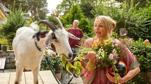 Martin (G&ouml;tz Schubert) und Nina (Tanja Wedhorn) haben Besuch in ihrem Garten. - &copy; Michael Handelmann/ARD Degeto/dpa