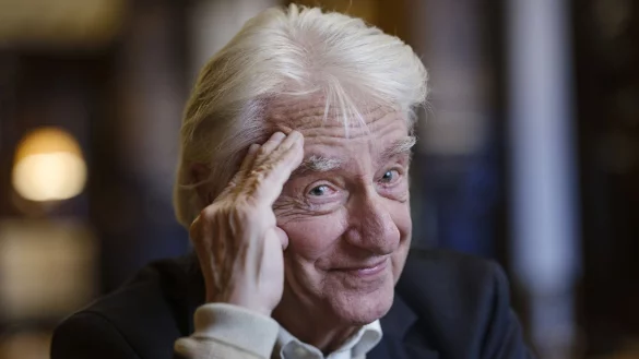 Der Schweizer Kabarettist Emil Steinberger sitzt bei einem Fototermin im Restaurant Kunsthalle in Felben-Wellhausen. - &copy; Christian Beutler/KEYSTONE/dpa