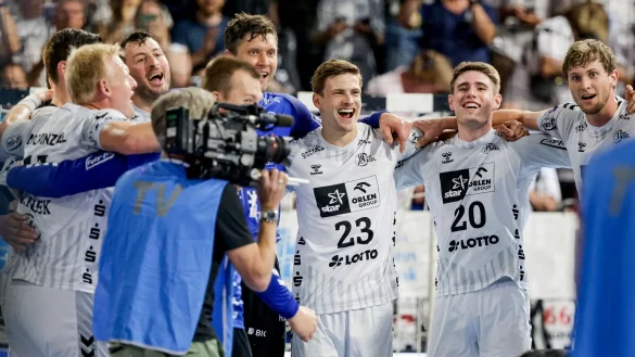 Kiels Spieler feiern den Sieg gegen Wetzlar. - © Axel Heimken/dpa