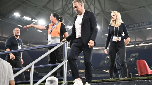 Bundestrainer Hansi Flick verl&auml;sst nach der Niederlage gegen Kolumbien das Spielfeld. - &copy; Bernd Thissen/dpa